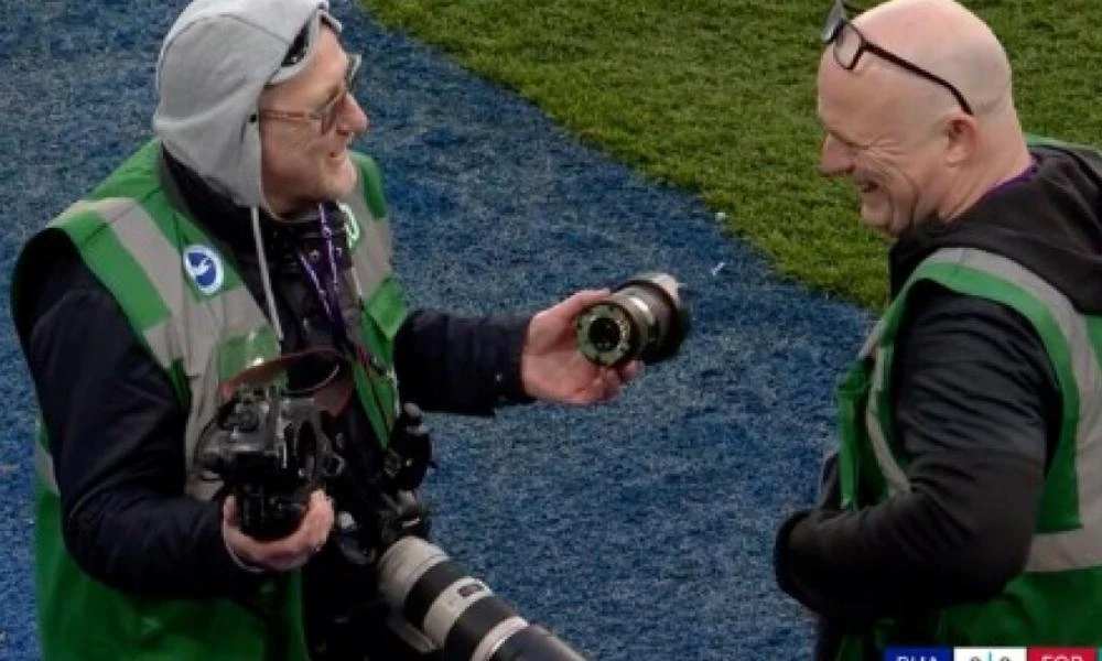 Ποδοσφαιριστής στον αγώνα Μπράιτον - Νότιγχαμ Φόρεστ έσπασε με σουτ φωτογραφική μηχανή (βίντεο)